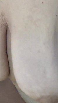 Doux Avec De Gros Seins Affaissés