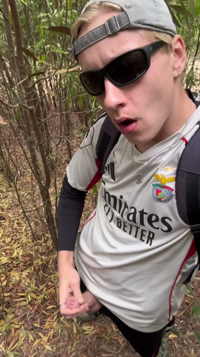Axton Drake: Irmão se esconde na trilha para se masturbar