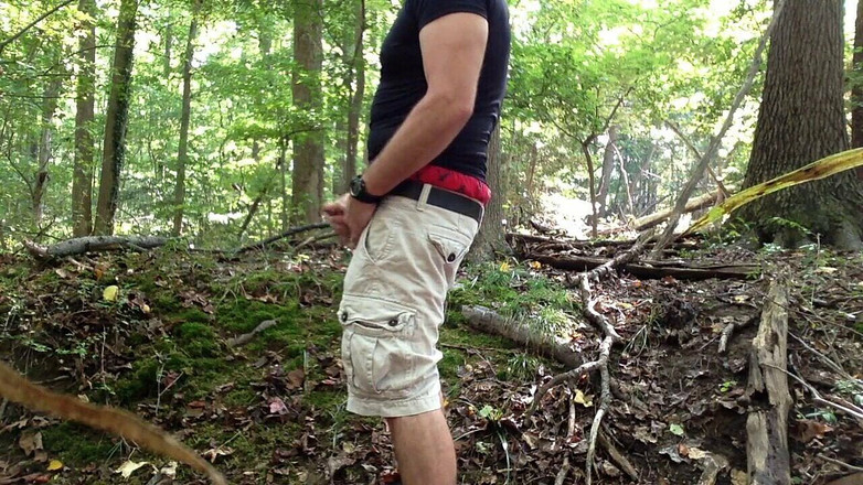 TJenner: 我在树林里手淫，撸管并射在我的短裤上！