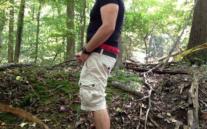 Tjenner: 我在树林里手淫，撸管并射在我的短裤上！