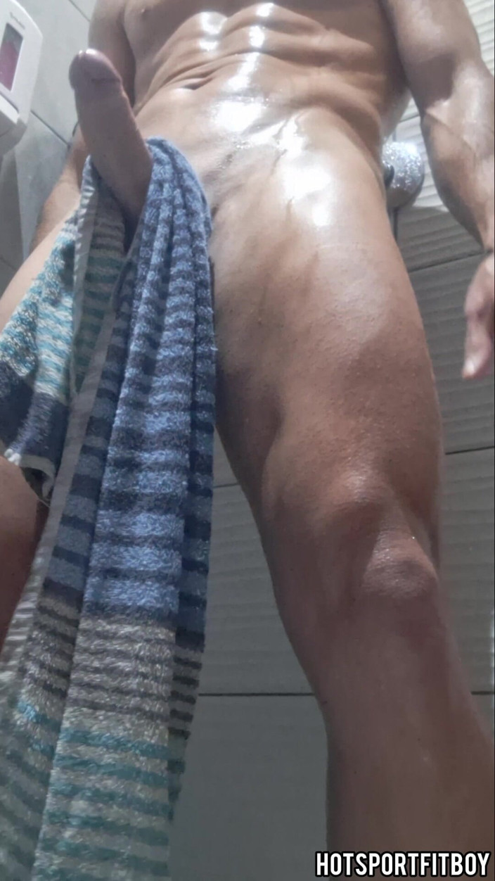Hotsportfitboy: Douche aftrekken - fitte jongen streelt grote harde pik en komt...