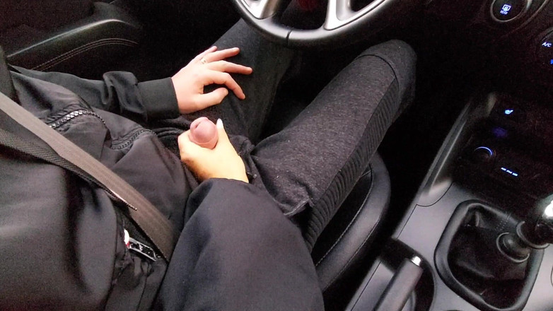 Step Mommy: 義母がセクシーな脚で車の中で義理の息子を誘惑する