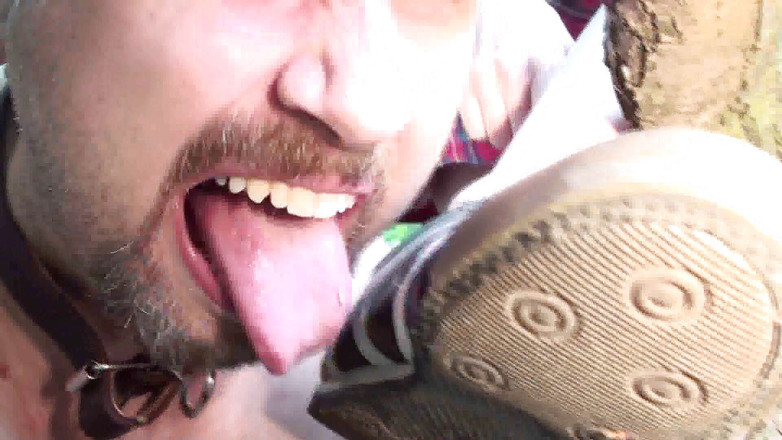 Foot Girls: Sklave leckt saubere, schmutzige schuhe