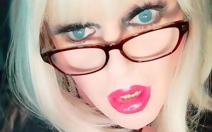 Emma Browne: 巨乳トランスはどこでも絶頂します