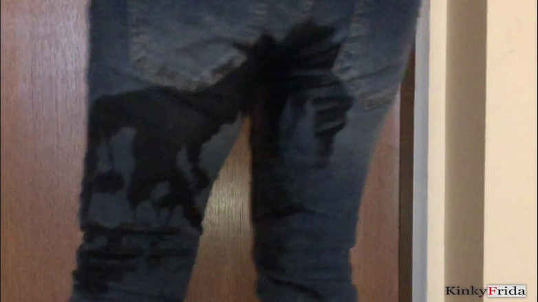 Dominatrix Frida: Compilation de pisse - fille percée et tatouée - pantalon en train...