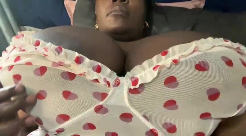 Legendary Booty Overdose: Büyük memeli orta yaşlı seksi kadın yatakta yaramaz ve oyuncu...