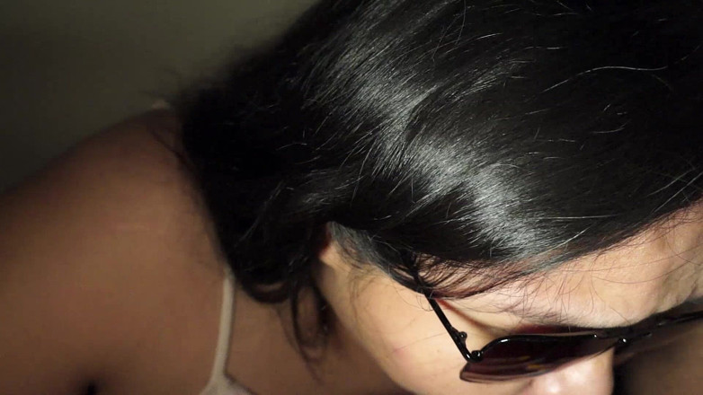 DeesDeepThroat: Celle où Dee porte des lunettes de soleil
