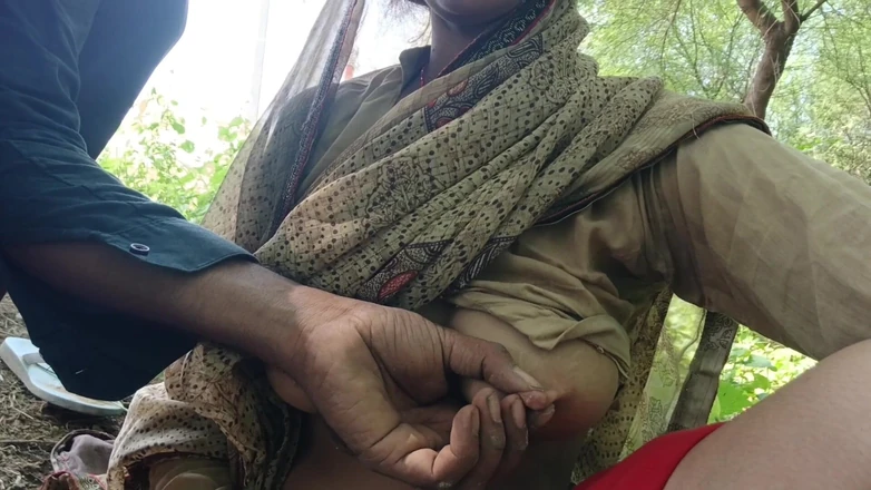 seema: OutDoor Bhabhi's Boobs Come Out