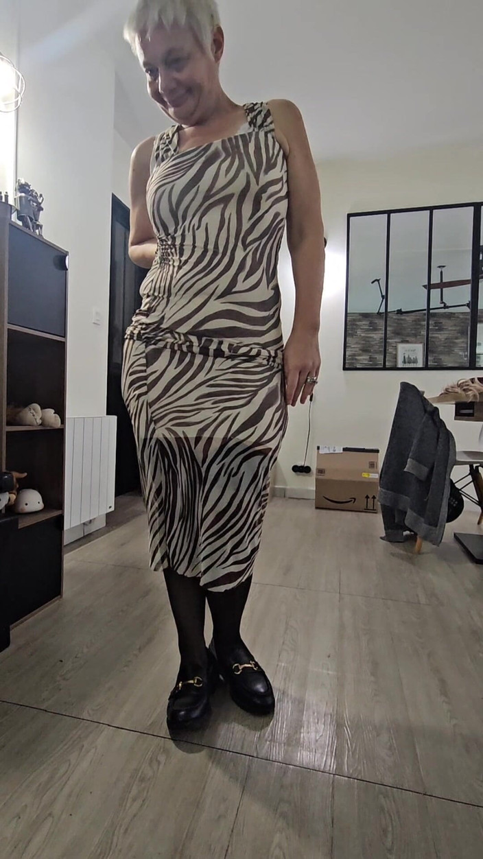 Sofy13: Seksowne przymiarki z zdzirowatą dojrzałą mamuśką