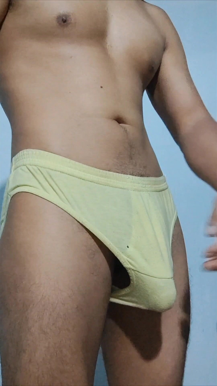 Hornyboy2058: Gimnastă excitată mângâindu-și pula uriașă care pulsează în lenjerie intimă