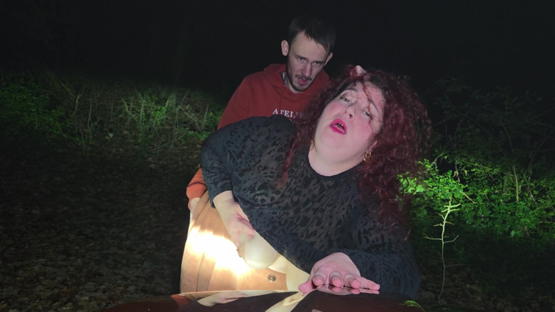 abricot sucree: Pequeña zorra siendo follada en el bosque por la noche