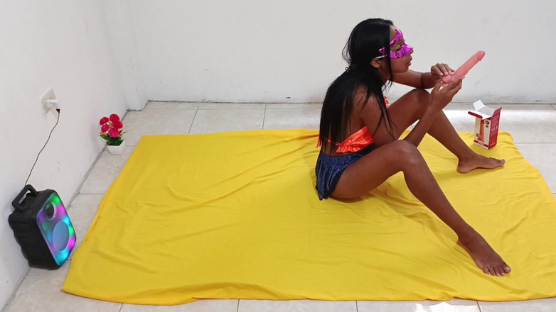 NEGRITA SEXY: Me encanta chupar la polla !! Soy una puta india haciendo...