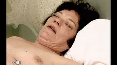 熟女妈妈和年轻邻居