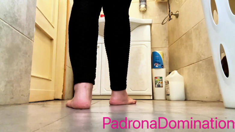 Bergami Melissa: Giant Feet for a Little Wanker