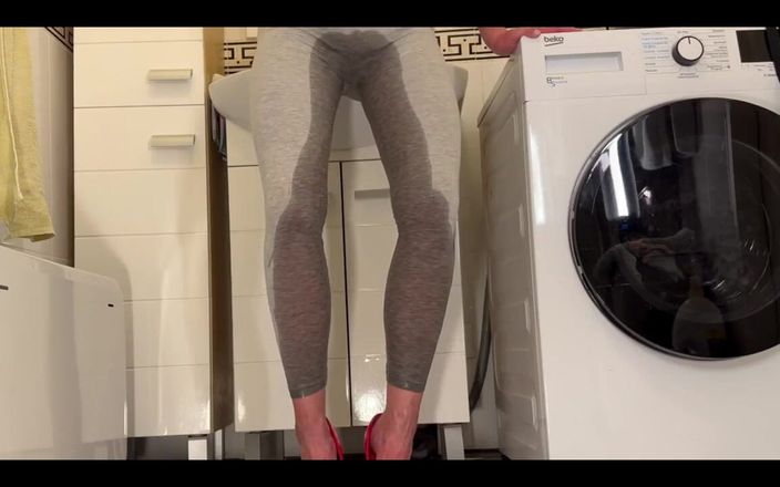 CyntiaCymes: Đi tiểu tuyệt vọng trong quần legging của tôi và đôi...