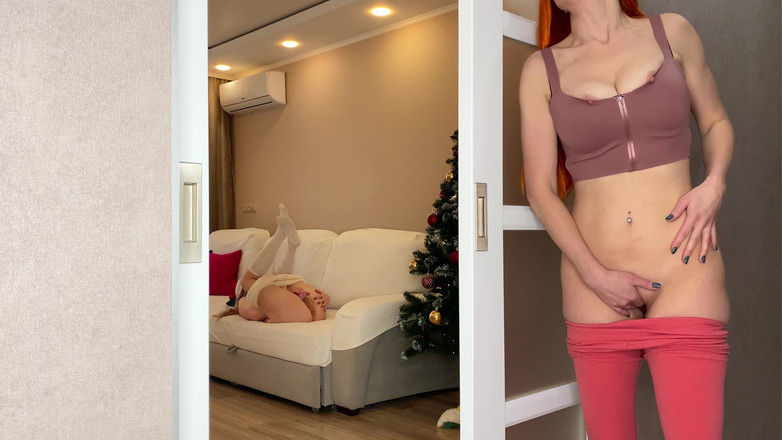 CumInMyMouthBaby: Macocha masturbuje się wraz z pasierbicą podczas oglądania jej w...