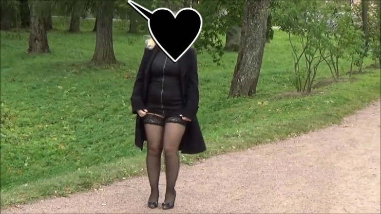 Nylon-Heels: Een wandeling in het park, milfkousen