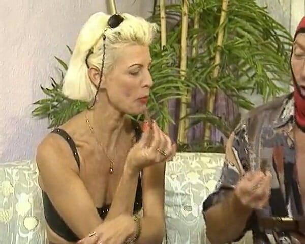 Porno Cloud: Nora la milf fa fisting anale.