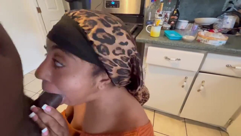 Fijii pornbox: BBC-blowjob in der küche