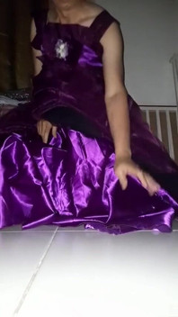 Masturbazione con una camicia da palle viola in raso