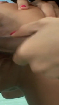 십대 친구와 섹스 토이를 공유하는 거유의 레즈 장난감 장면 - 2_milf 레즈