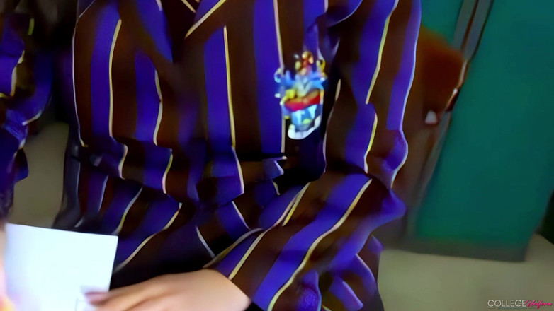 College Uniform: 萨曼莎巴克斯顿教室以萨曼莎·巴克斯顿为特色