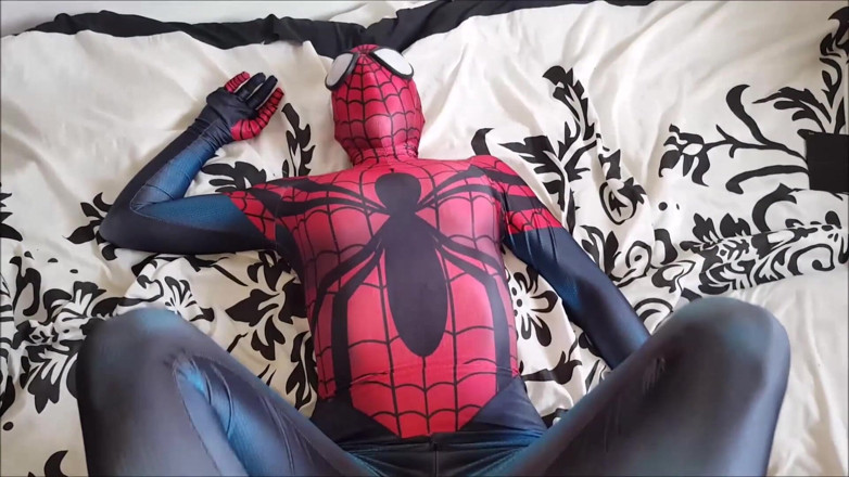 Nylon Xtreme: Nouvelle pipe en costume d'spidergirl