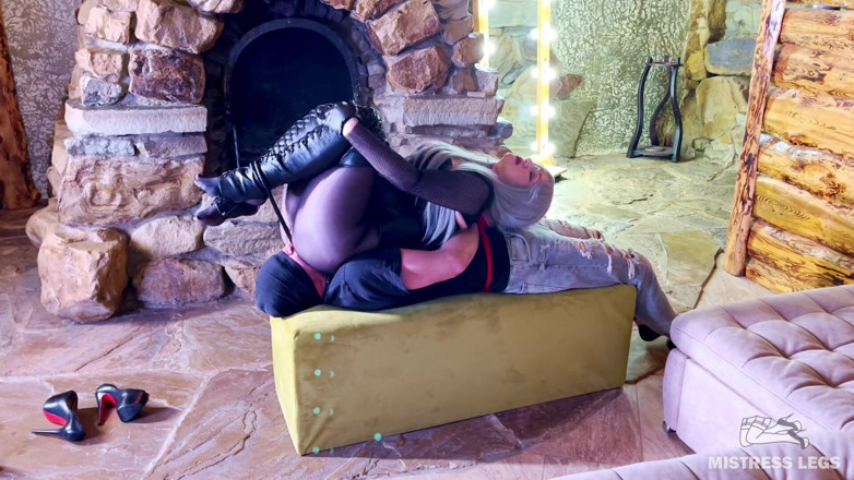 Mistress Legs: Nylon Facesitting Heaven Wielokątny nylonowy tyłek Dominacja i kult - część 1