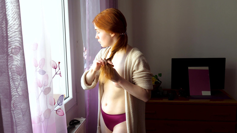 Peaches and Bananas: La teen rossa nuda si strofina i capelli a casa