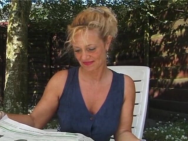 Lucky Wankerz: Blonde mature rubs her twat outdoors