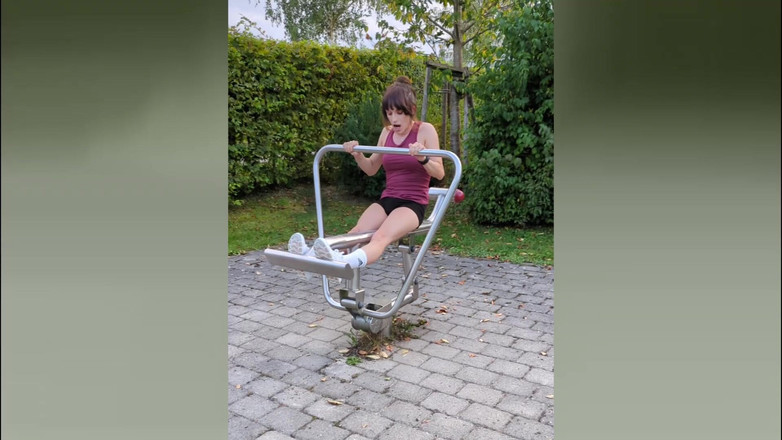 TV_Helena: Тренування на свіжому повітрі з вібратором для дупи та члена! Транс кінчає прямо в її шорти!