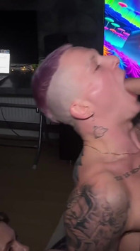 Ragazzi con grandi cazzi scopano duramente culi stretti di fica parte 2