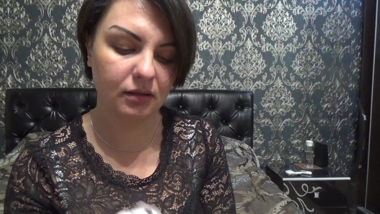 Sexy Milf: Gioco, ditalino mentre annusa la mutandina!