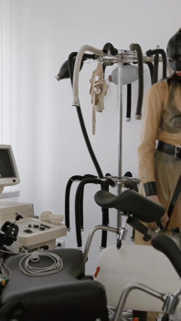 La padrona di gomma prepara la clinica per l'esame