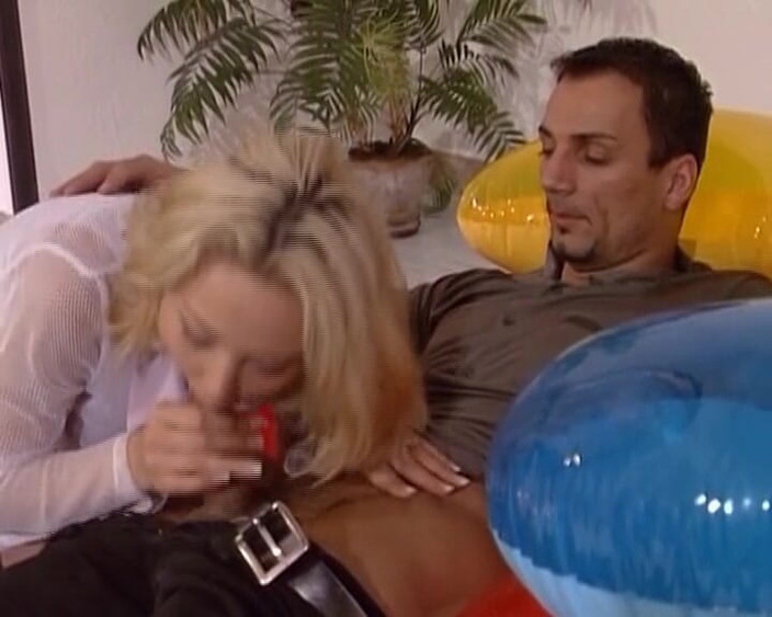 German Homemade: Красивая крошка-блондинка из Германии ставит ее удивительное тело на испытание жестким членом