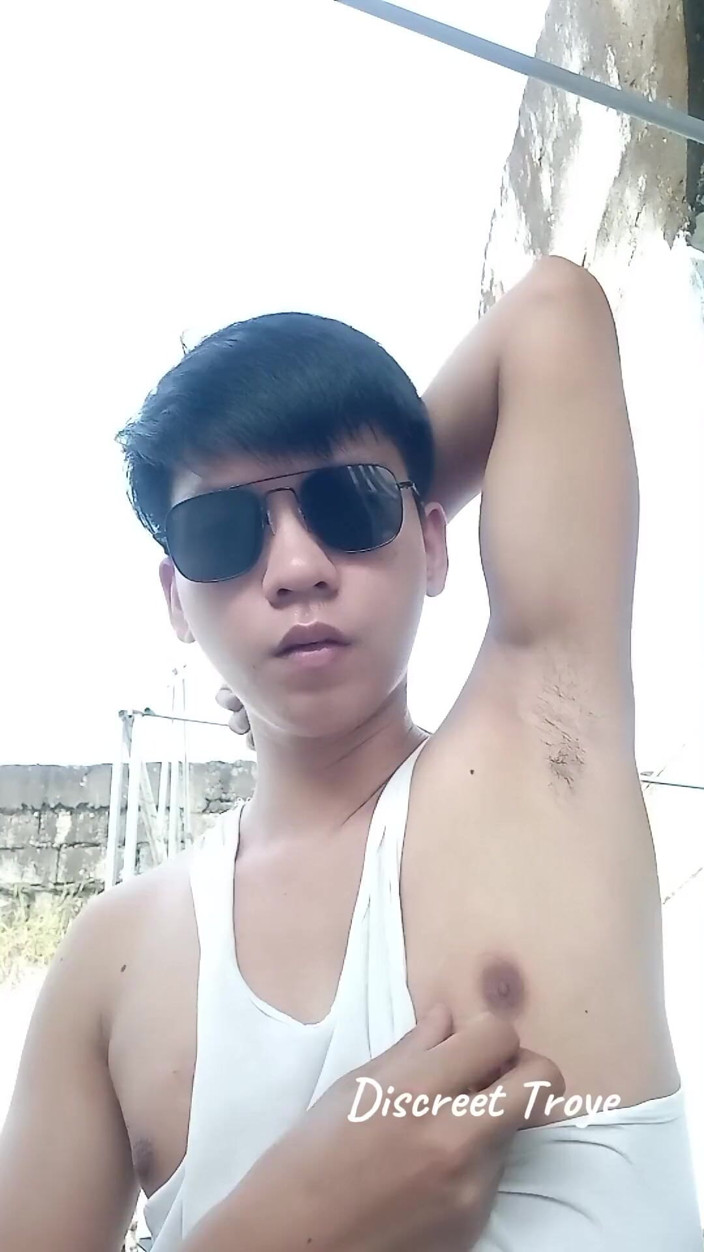 Troye_AsianPinoy: Asiatin mit großem adern-schwanz kommt zweimal im freien