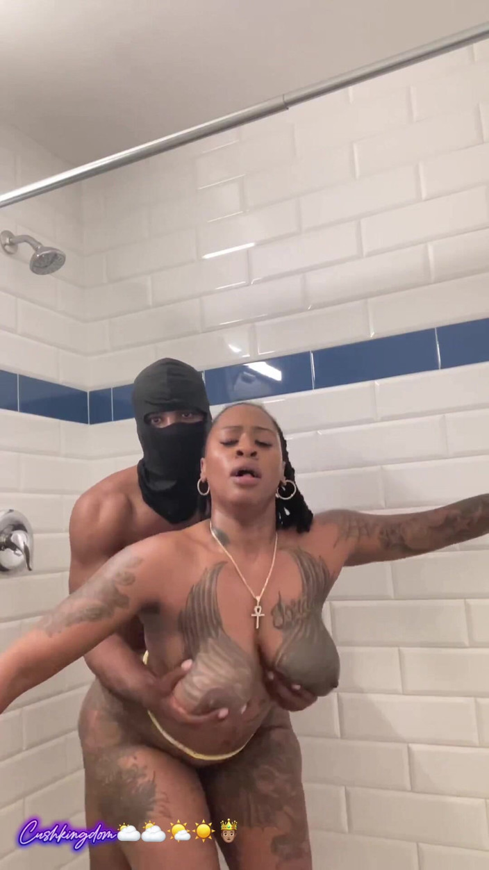 Onlyfanscushkingdom1: Seksgodin met grote tieten wordt hard geneukt onder de douche!