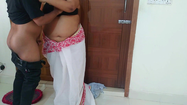 Aria Mia: 德西性感朋友的熟女在打扫房子时，邻居男孩看到她并性交 - 拉贾斯坦自制的性爱