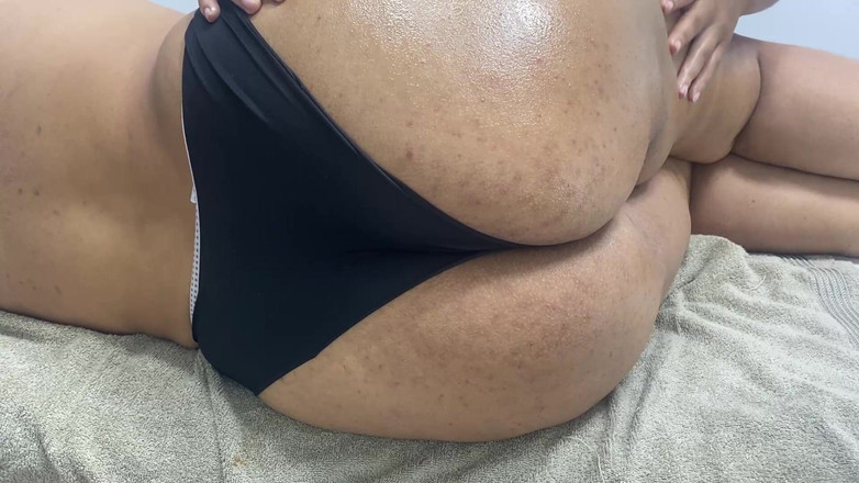 zendella usain: Chiếc quần lót màu đen của cô ấy không vừa với cặp...