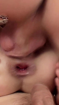 Seksi esmer orta yaşlı seksi kadınla çifte penetrasyon anal grup seks götünde bir sürü yarakla sikiliyor