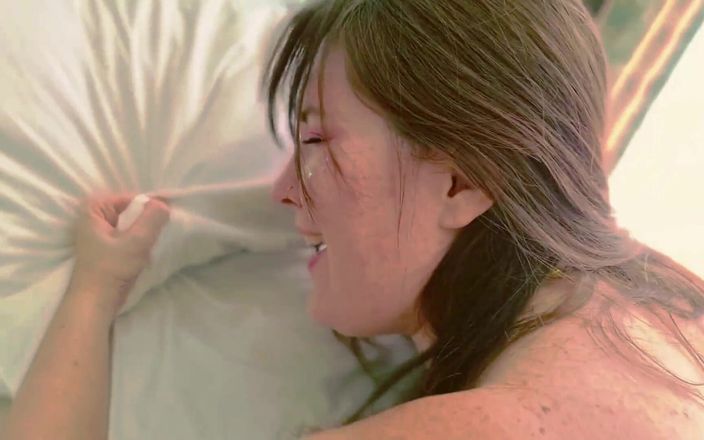 Waldemaria: Rothaariges luxuriöses mädchen fickt hart und gibt einen tiefen blowjob -...