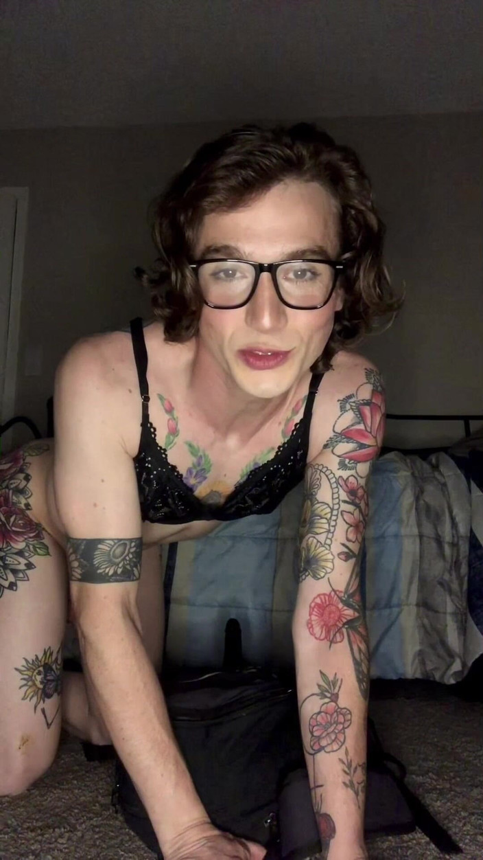 Tessa Rivers: Возбужденная маленькая шлюшка Tessa Rivers делает немного анальной тренировки и кончает, скачу на ее дилдо!