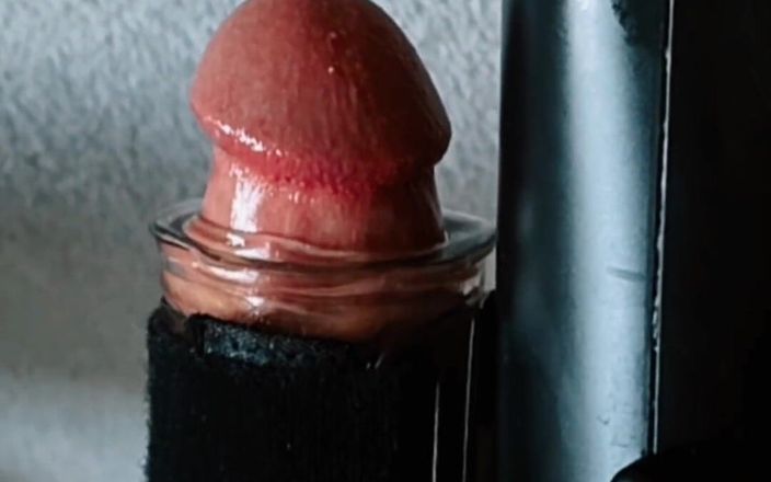 Youngandmature: Stallone fatto in casa da solo al limite del portatile...