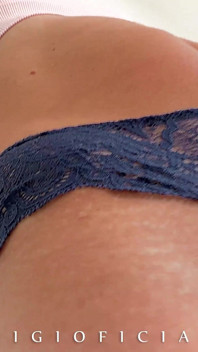 Umkleidekabine mit behachen und rasierten muschi-girls
