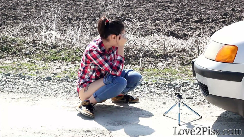 Love 2 Piss: Bir sokakta işemeye hazırlanıyor