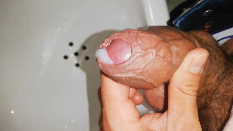 Rey rey: Sborrata intensa e pisciata disperata in bagno, ho quasi beccato,...