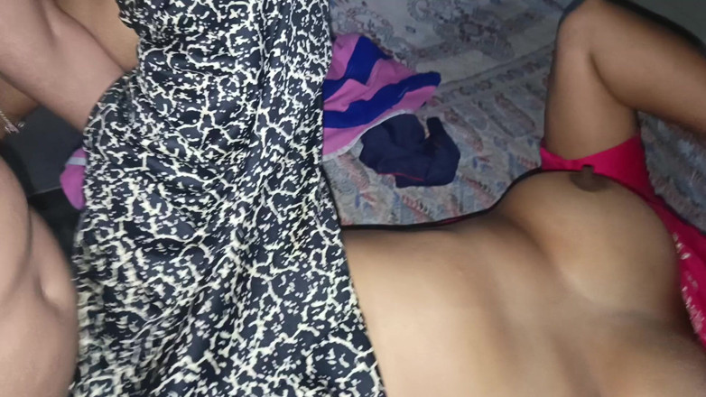 Kavita69: ジューシーな唇を持つかわいいインド人バービーが大きなペニスを舐め吸い、ドギースタイルでセックスを楽しんでいる