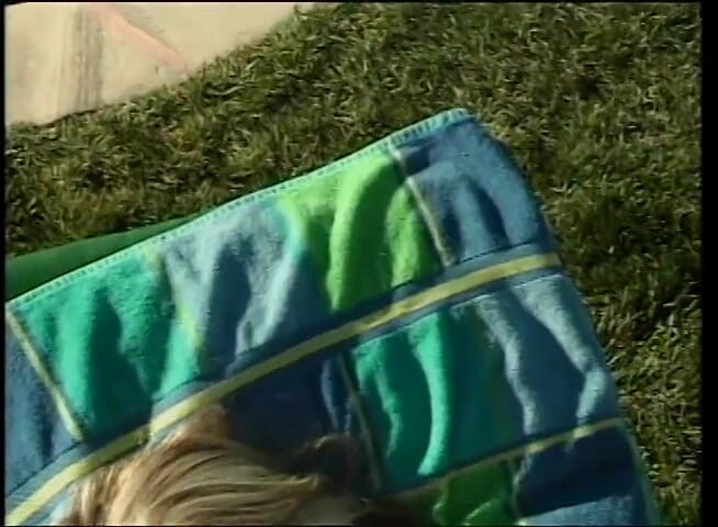 VOP Porno: Dvě sexy lesbické teenagerky si navzájem užívají kundičky venku