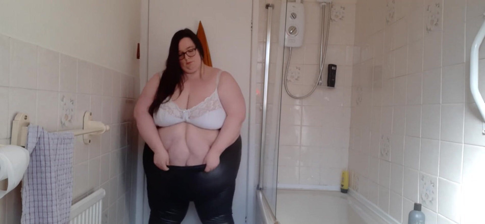 SSBBWLadyBrads: La SSBBW BBW indossa leggings in pelle e perizoma