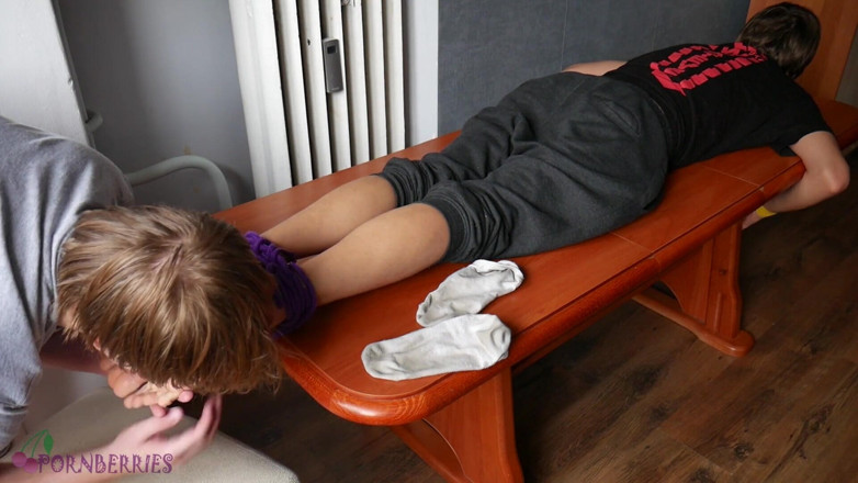 Ethan Alex: Twink má svázané nohy, bičování, lechtání, uctívání a sperma na...